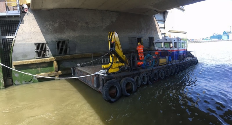 Gundog carrying out repairs to the Thames Barrier on behalf of TEAM 2100. Photo credit: CPBS Marine Services